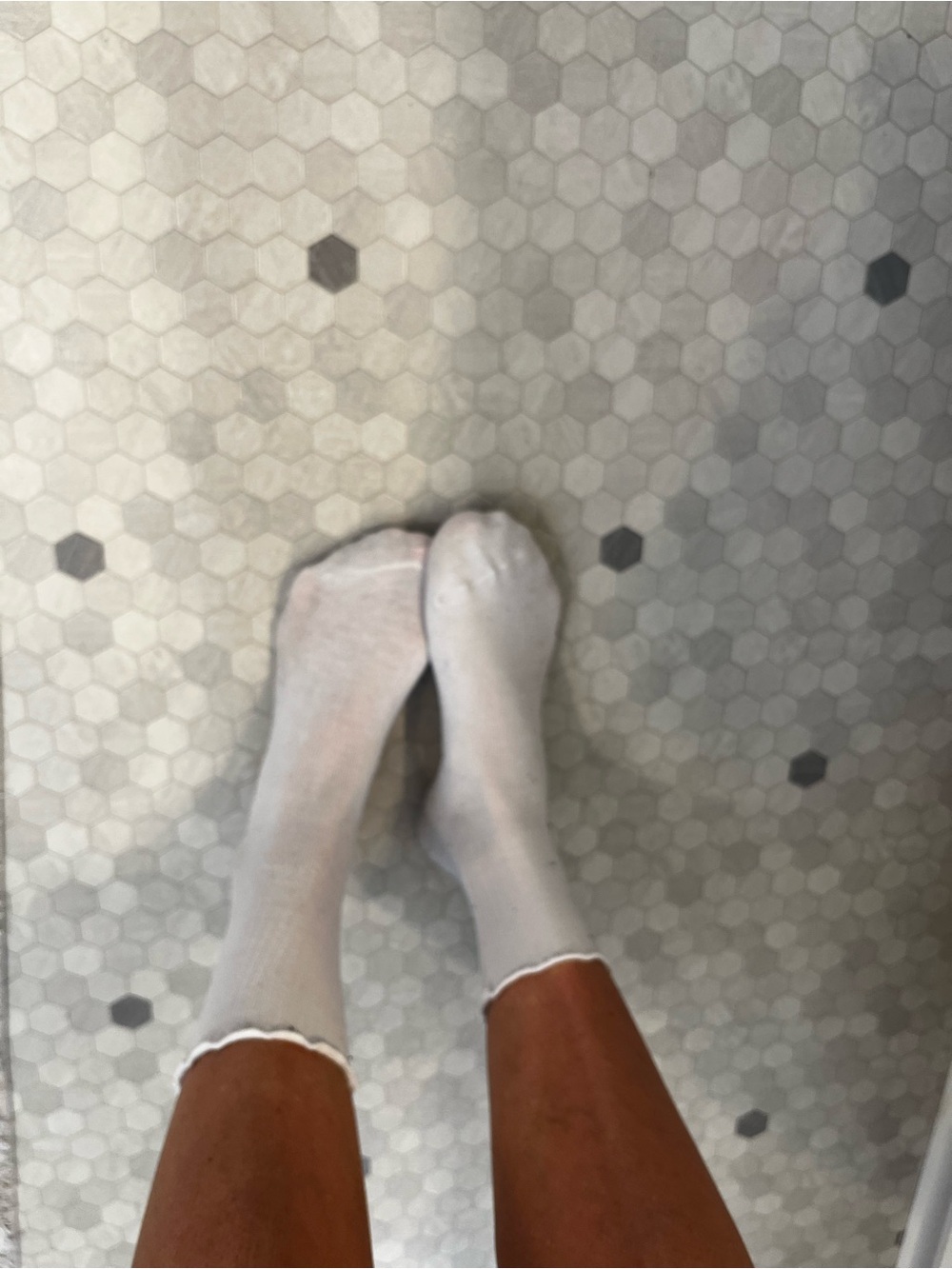 HUE White Scalloped Trim Ankle Socks